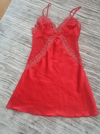 kırmızı saten gecelik