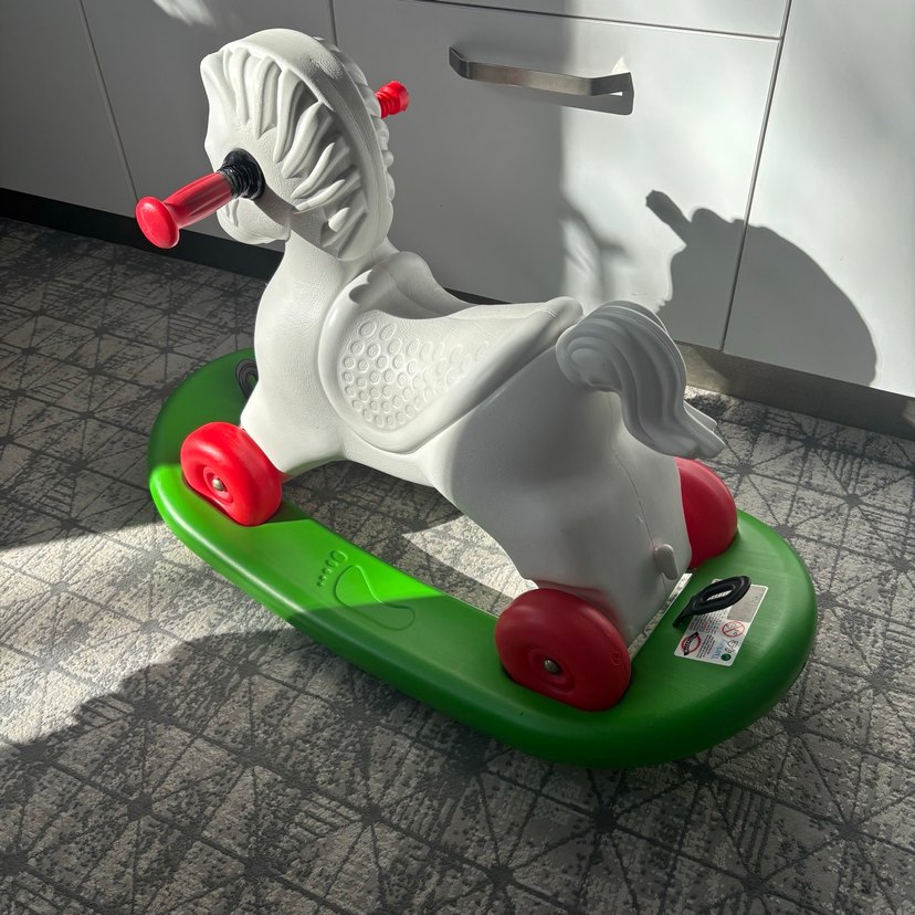 Gri Bebek Mama Sandalyesi yanındakı at  hediye - Görsel 2