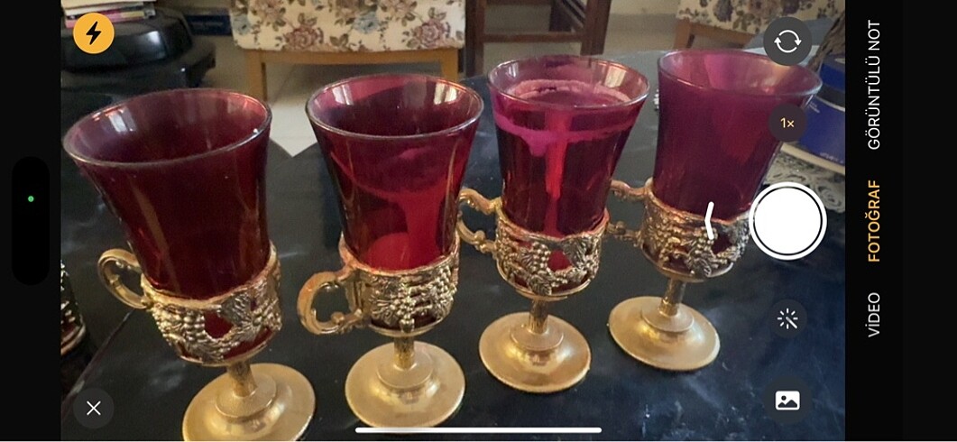 Altın renk metal kulplu kan kırmızısı cam vitrin seti