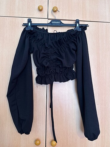 Büzgülü omuz dekolteli crop bluz