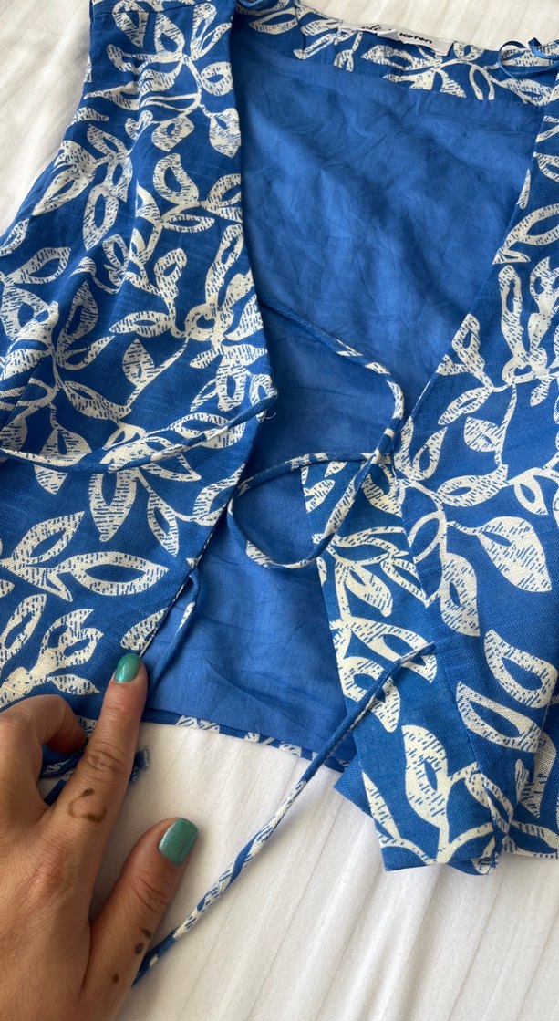 Mavi Bağlamalı V Yaka yelek - Görsel 3