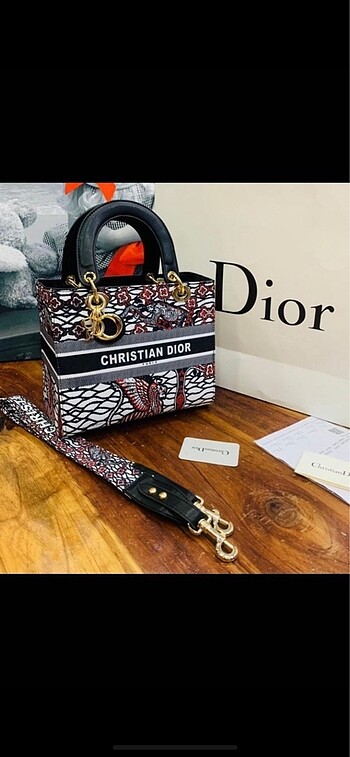 A kalite deri çanta . Christian dior replikadır