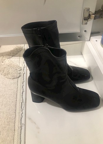 Stradivarius Siyah Deri Stiletto Topuklu Kadın Bot