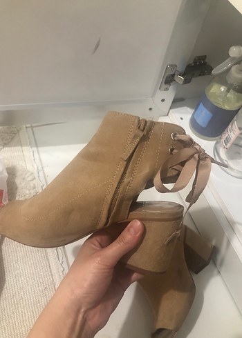 Stradivarius Bej Süet Tokalı Kadın Topuklu Bot