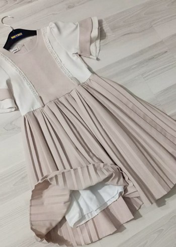 Kız Çocuk Bej Piliseli Klasik Elbise - Görsel 3