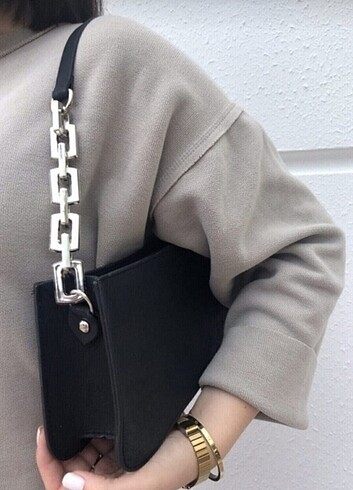 Siyah zincirli kol çantası 