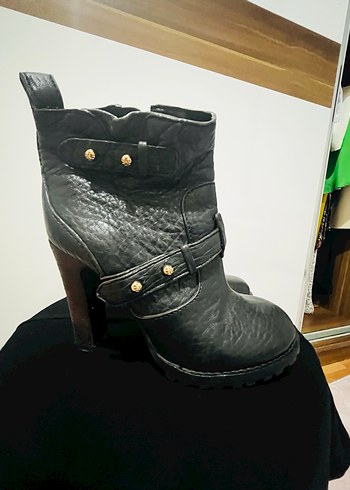 Siyah Deri Tokalı Yüksek Topuklu Bot - Görsel 3