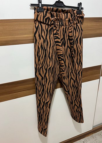 Kahverengi Zebra Desenli Kemerli Kadın Kısa Pantolon - Görsel 3
