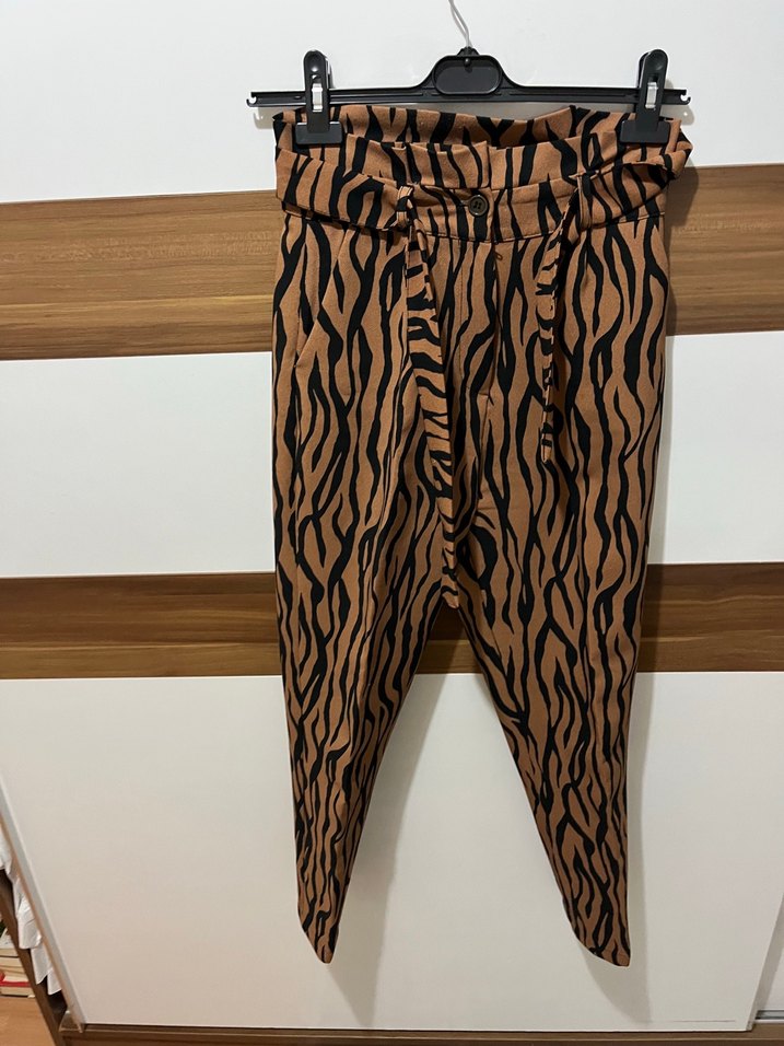 Kahverengi Zebra Desenli Kemerli Kadın Kısa Pantolon - Görsel 4