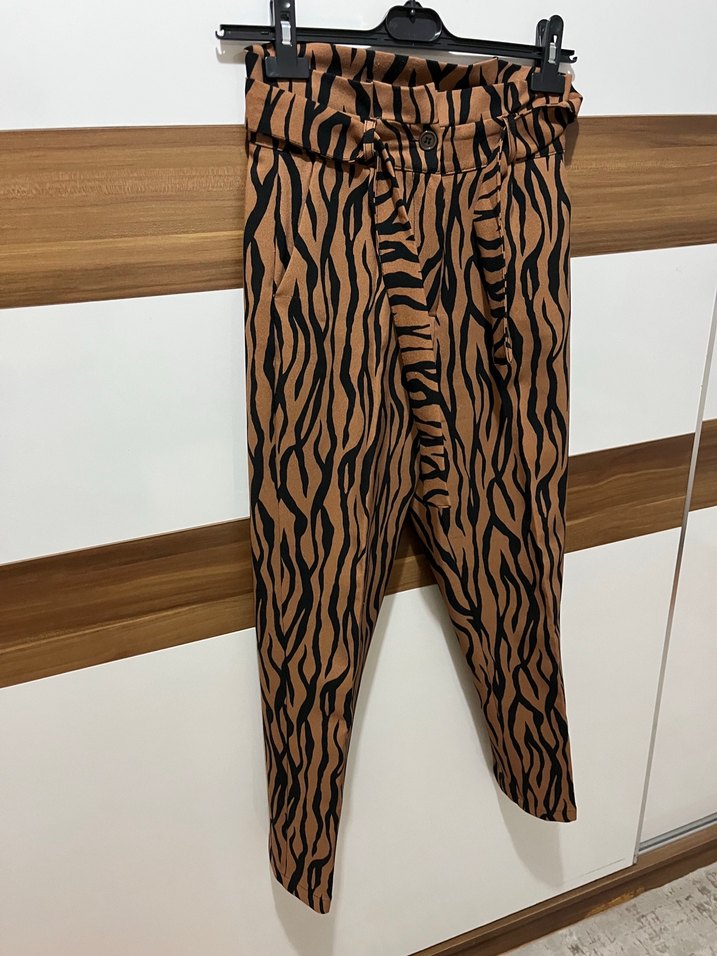 Kahverengi Zebra Desenli Kemerli Kadın Kısa Pantolon - Görsel 3