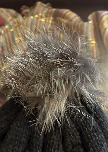 Gri Örgü Kadın Tüy Ponponlu Bere - Görsel 2