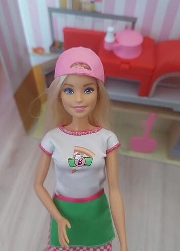 Pizza yapan barbie