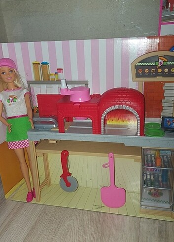 Pizza yapan barbie