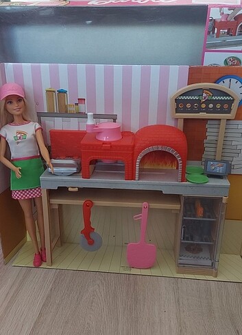Beden Pizza yapan barbie