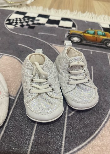 Kız Bebek Gri simli ve Beyaz Nakışlı İlk Adım Ayakkabısı - Görsel 3