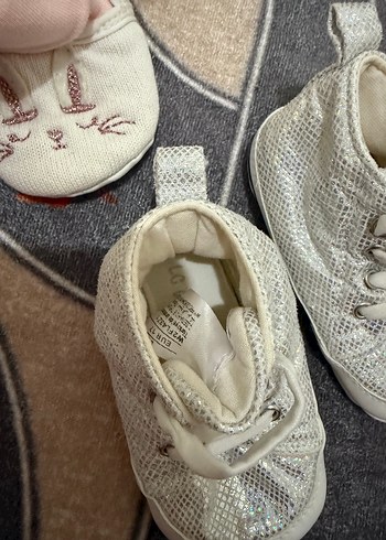 Kız Bebek Gri simli ve Beyaz Nakışlı İlk Adım Ayakkabısı - Görsel 6