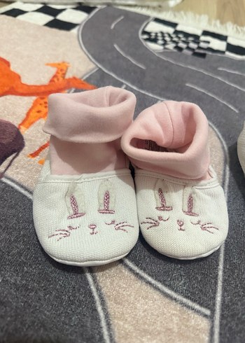 Kız Bebek Gri simli ve Beyaz Nakışlı İlk Adım Ayakkabısı - Görsel 2