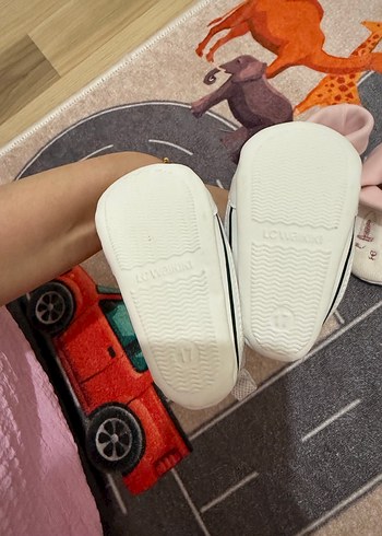 Kız Bebek Gri simli ve Beyaz Nakışlı İlk Adım Ayakkabısı - Görsel 5