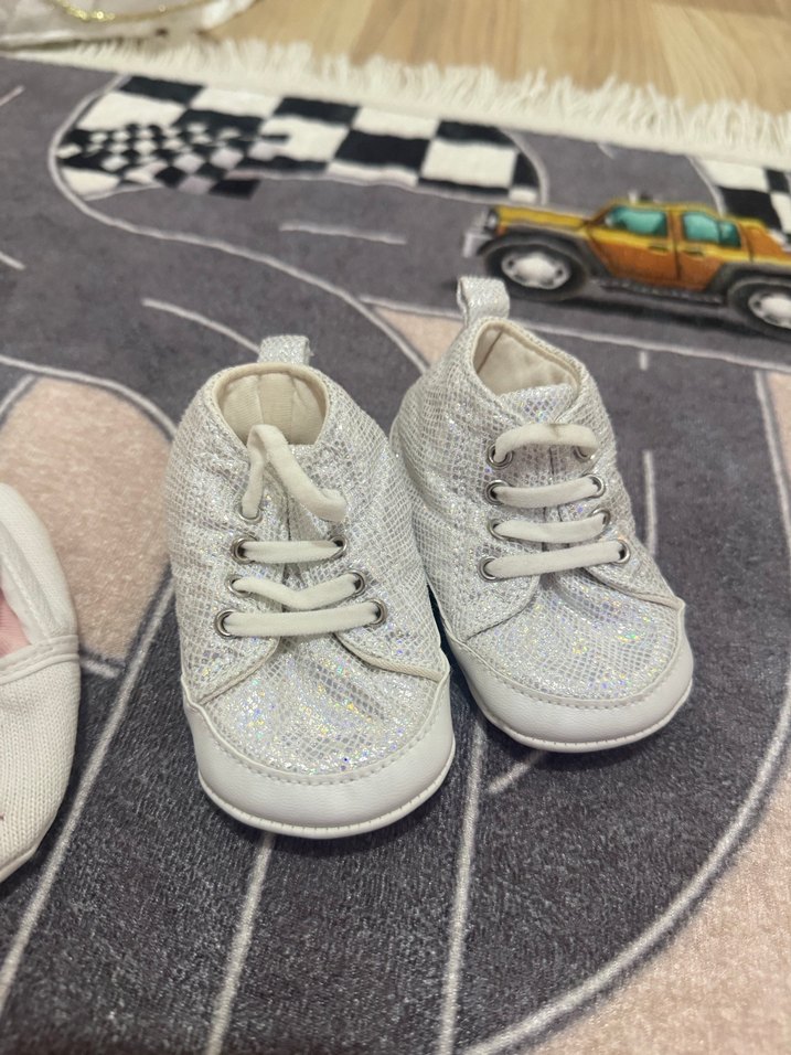 Kız Bebek Gri simli ve Beyaz Nakışlı İlk Adım Ayakkabısı - Görsel 3