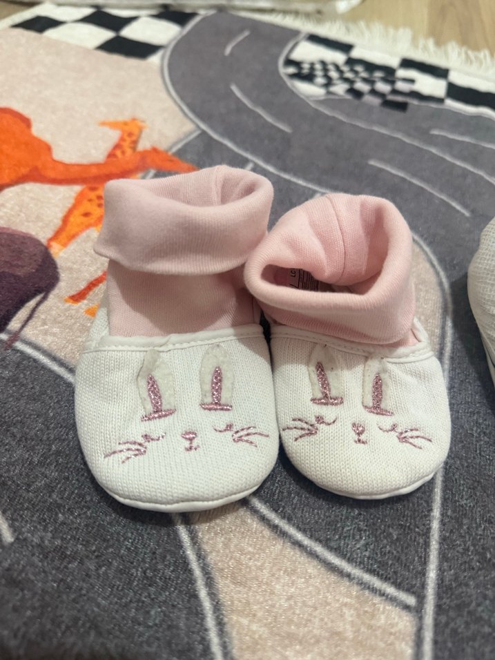 Kız Bebek Gri simli ve Beyaz Nakışlı İlk Adım Ayakkabısı - Görsel 2