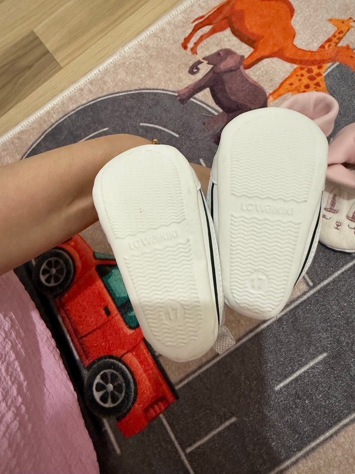 Kız Bebek Gri simli ve Beyaz Nakışlı İlk Adım Ayakkabısı - Görsel 5