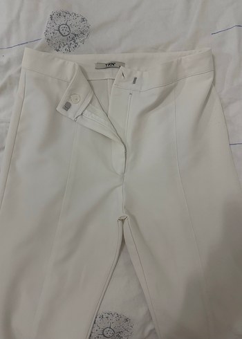 Beyaz çımalı yırtmaçlı pantolon - Görsel 3