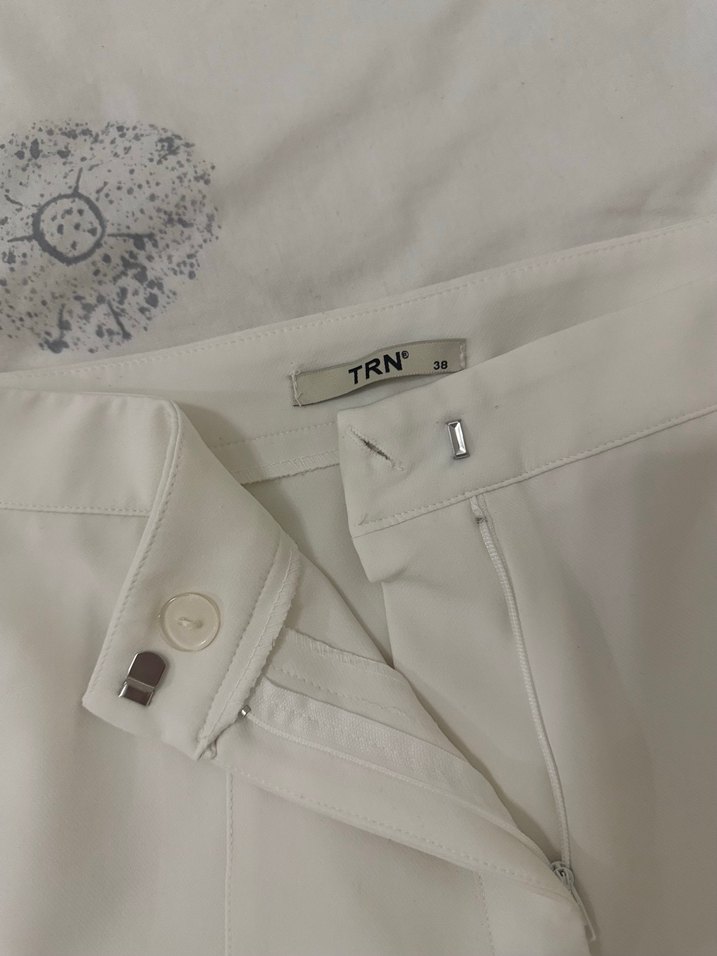 Beyaz çımalı yırtmaçlı pantolon - Görsel 2