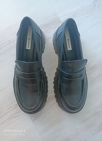 Siyah loafer ayakkabı.