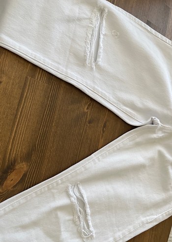 Düğmeli Beyaz Kadın Mini Kot Pantolon - Görsel 3