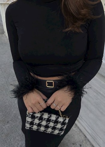 Kürk Detaylı Siyah Crop Top - Görsel 2