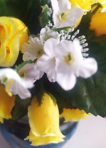 Sarı Yapay Çiçek  vitrinde durdu - Görsel 2