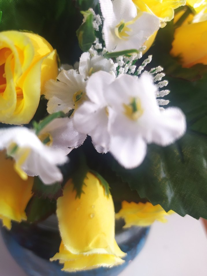 Sarı Yapay Çiçek  vitrinde durdu - Görsel 2