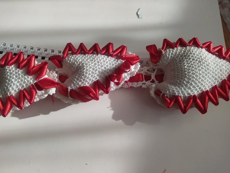 Kırmızı Kenarlı Beyaz Örgü Kalp Süs el emeği - Görsel 2