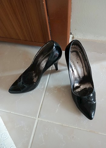 Siyah Parlak Rugan Stiletto Topuklu Kadın Ayakkabı - Görsel 4