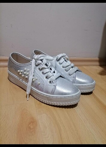 Gümüş-gri inci detaylı Converse