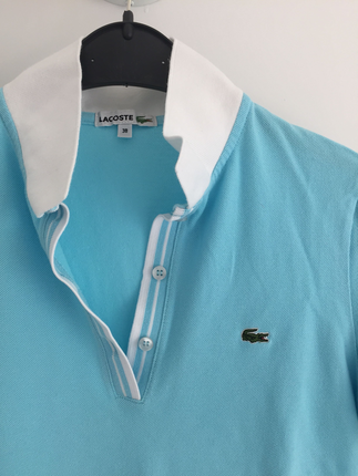 Lacoste orta kısımda ufak bir leke var