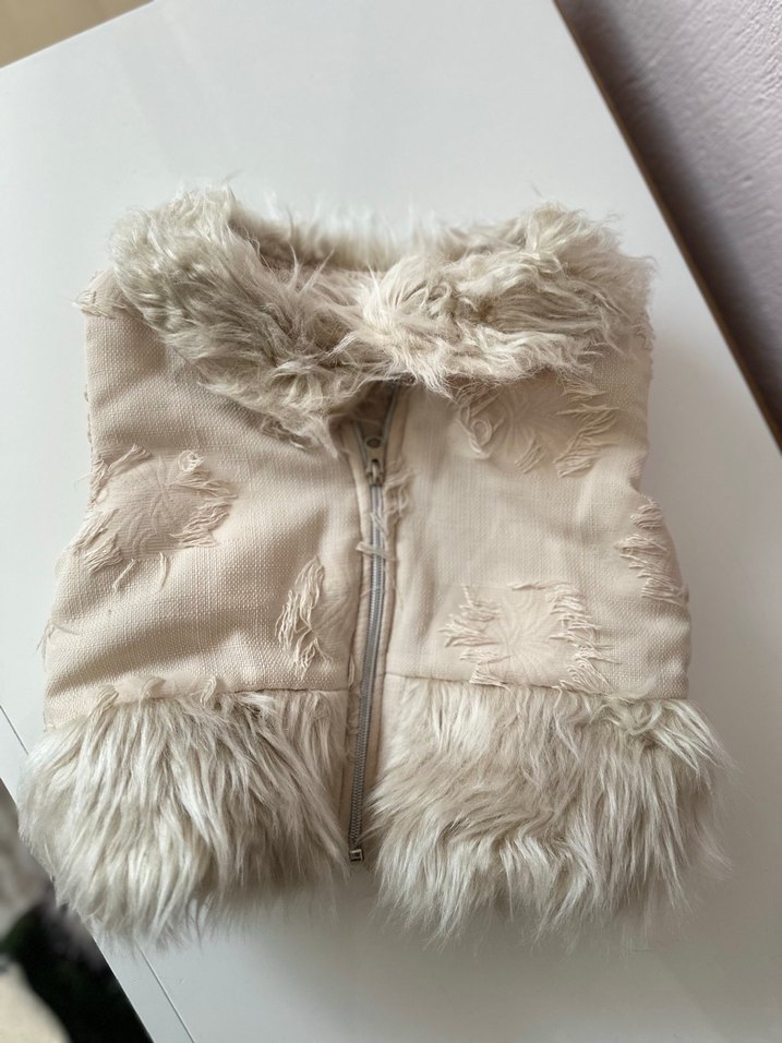 Kız Çocuk Beyaz Kürklü Yelek - Görsel 2