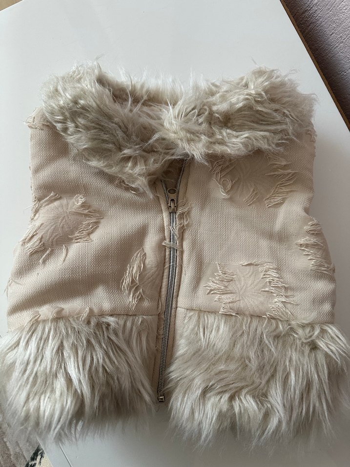 Kız Çocuk Beyaz Kürklü Yelek - Görsel 4