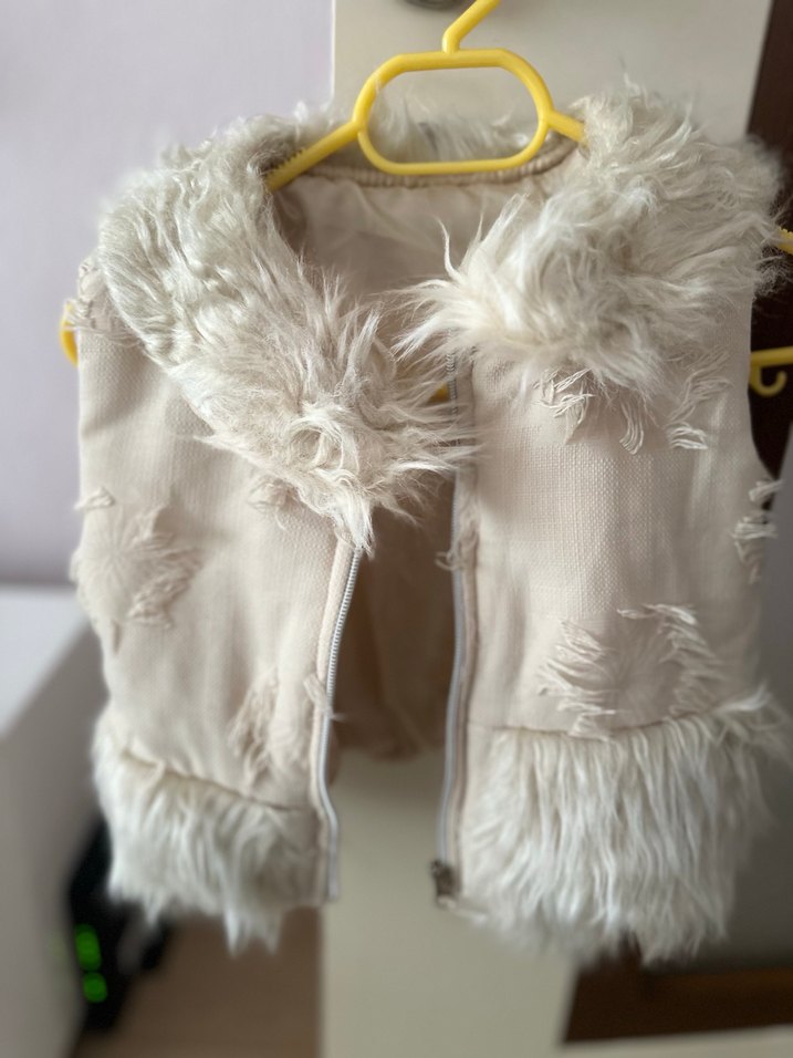 Kız Çocuk Beyaz Kürklü Yelek - Görsel 3