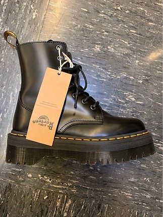 38 Beden Dr.Martens bot