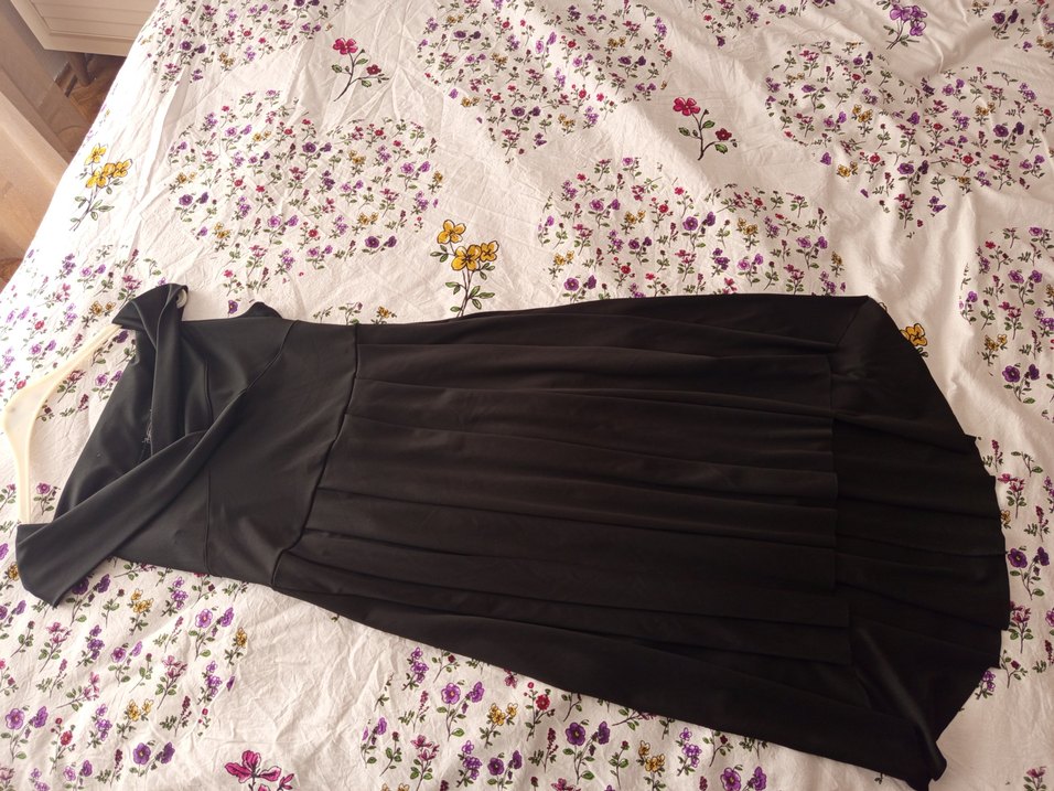 Siyah Midi Piliseli Kayık Yaka Elbise - Görsel 4