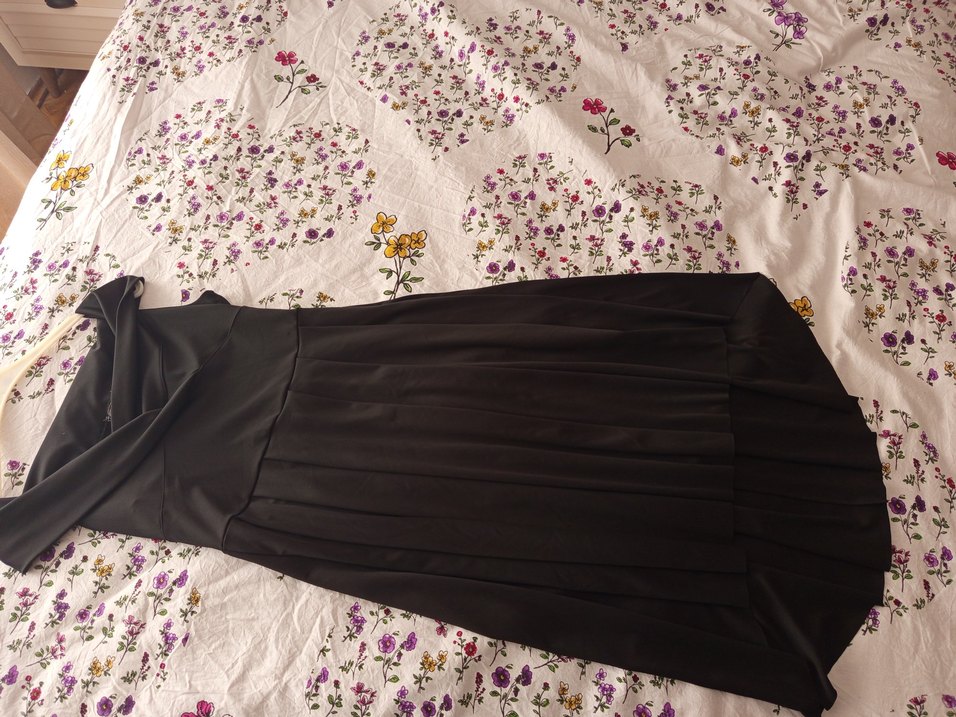 Siyah Midi Piliseli Kayık Yaka Elbise - Görsel 3