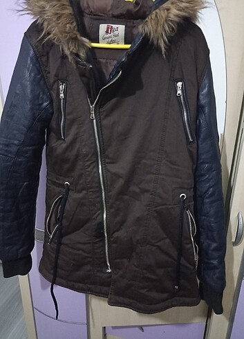 Kahverengi kolları deri kapşonlu mont  - Görsel 2