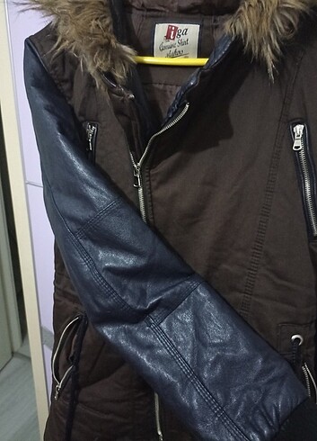 Kahverengi kolları deri kapşonlu mont  - Görsel 4