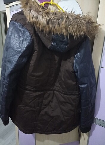 Kahverengi kolları deri kapşonlu mont  - Görsel 7