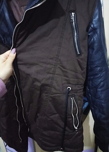 Kahverengi kolları deri kapşonlu mont  - Görsel 10