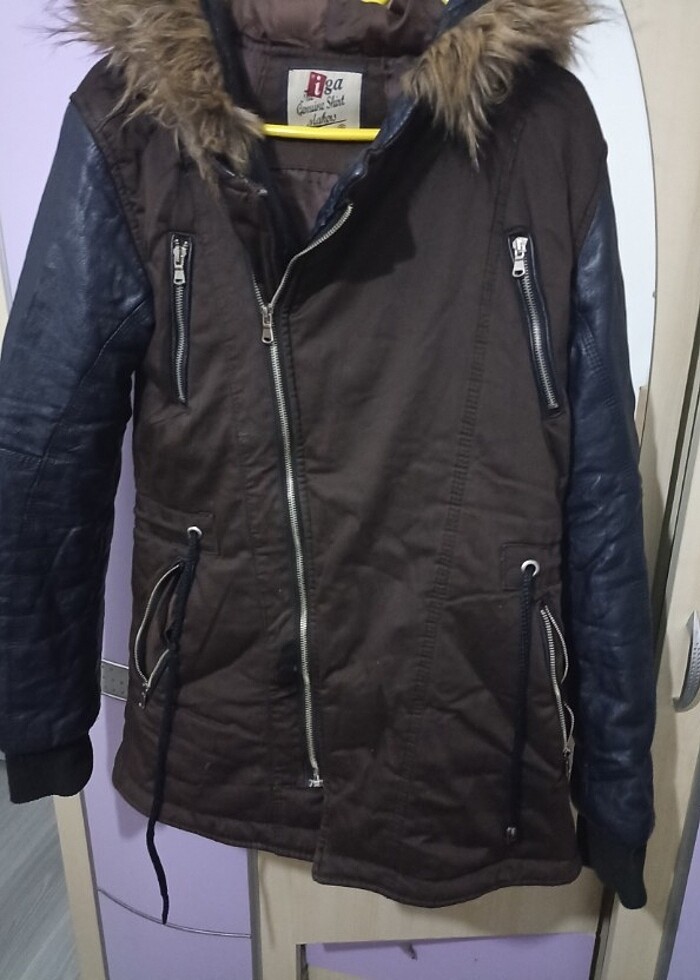 Kahverengi kolları deri kapşonlu mont  - Görsel 2