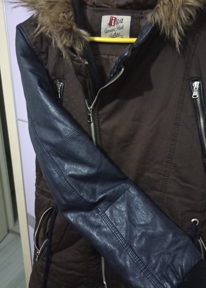 Kahverengi kolları deri kapşonlu mont  - Görsel 4