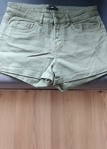 H&M mini kot şort. Bel 38 cm esnek. Boy ön 25 cm. Arka Boy 30 cm