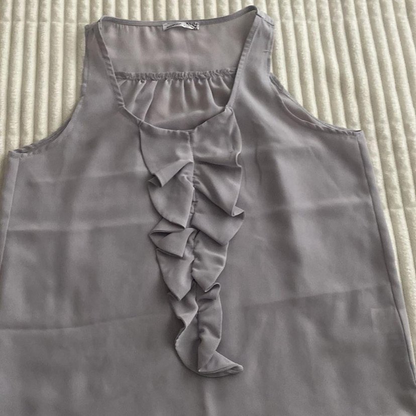 Gri Kolsuz V Yakalı Fırfırlı Bluz - Görsel 3